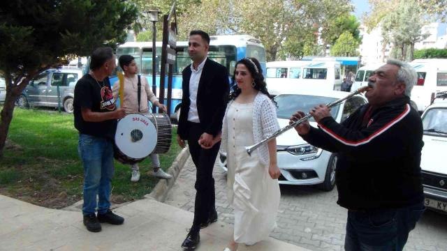 İşitme engelli çiftin nikah şahitleri de işitme engelli arkadaşları oldu