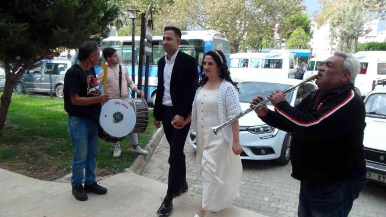 İşitme engelli çiftin nikah şahitleri de işitme engelli arkadaşları oldu