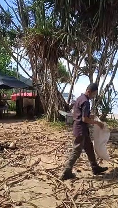 Menjaga Kebersihan Wisata Bahari