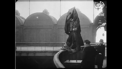 فيديو فرانز رايكلت: حاول الطيران من برج إيفل فسقط ميتاً أمام الكاميرات