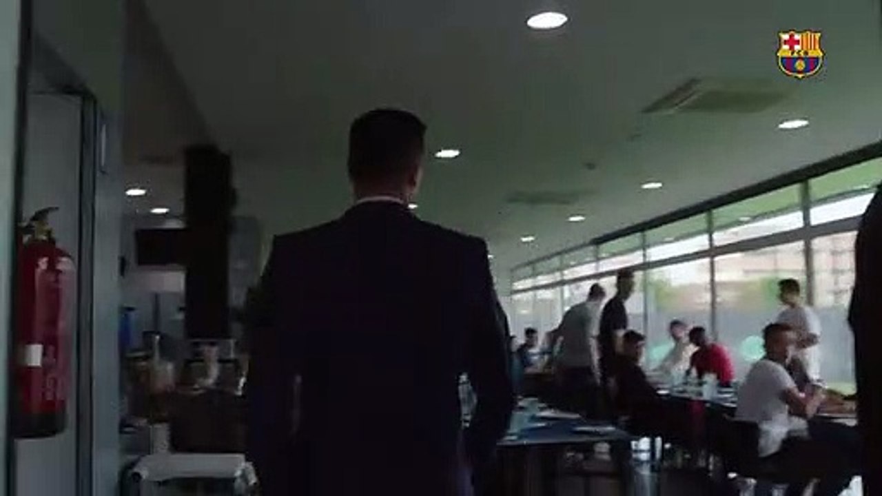 Lewandowski, recibido entre aplausos por el vestuario del Barça / FCB