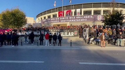 Atatürk'ü anan gencin gözyaşları sel oldu, çevredekiler teselli etti