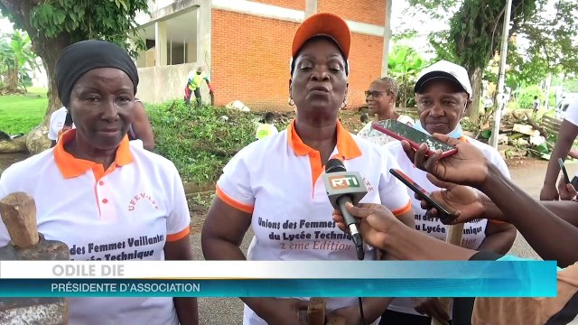Salubrité : Eric Taba, chef de protocole du Président ivoirien aux cotés des femmes de Cocody