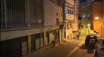 ZEYTİNBURNU'NDA APARTMANDA İKİ DAİREYE GİREN HIRSIZ, YÜZÜNÜ ÇALDIĞI EŞYALARLA GİZLEDİ