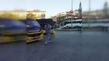 Trafikte gergin anlar... Bıçaklı yol verme kavgası kamerada