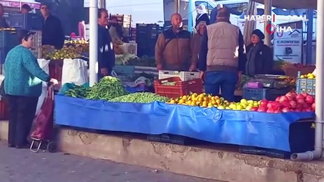 Pazarcılardan Atatürk’e saygı duruşu