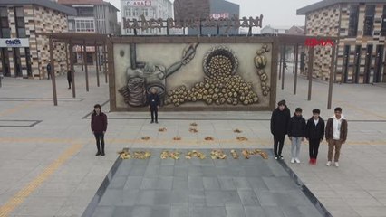 YAPRAKLARLA YAZILAN '10 KASIM' ETRAFINDA SAYGI DURUŞU