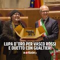 Vasco Rossi riceve la Lupa d'Oro e duetta a sorpresa con il sindaco Gualtieri