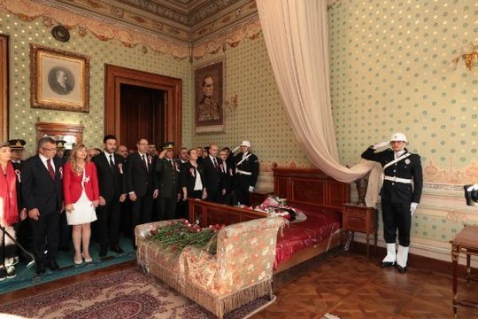 MUSTAFA KEMAL ATATÜRK 10 KASIM'DA BEŞİKTAŞ'TA DOLMABAHÇE SARAYI'NDA ANILDI