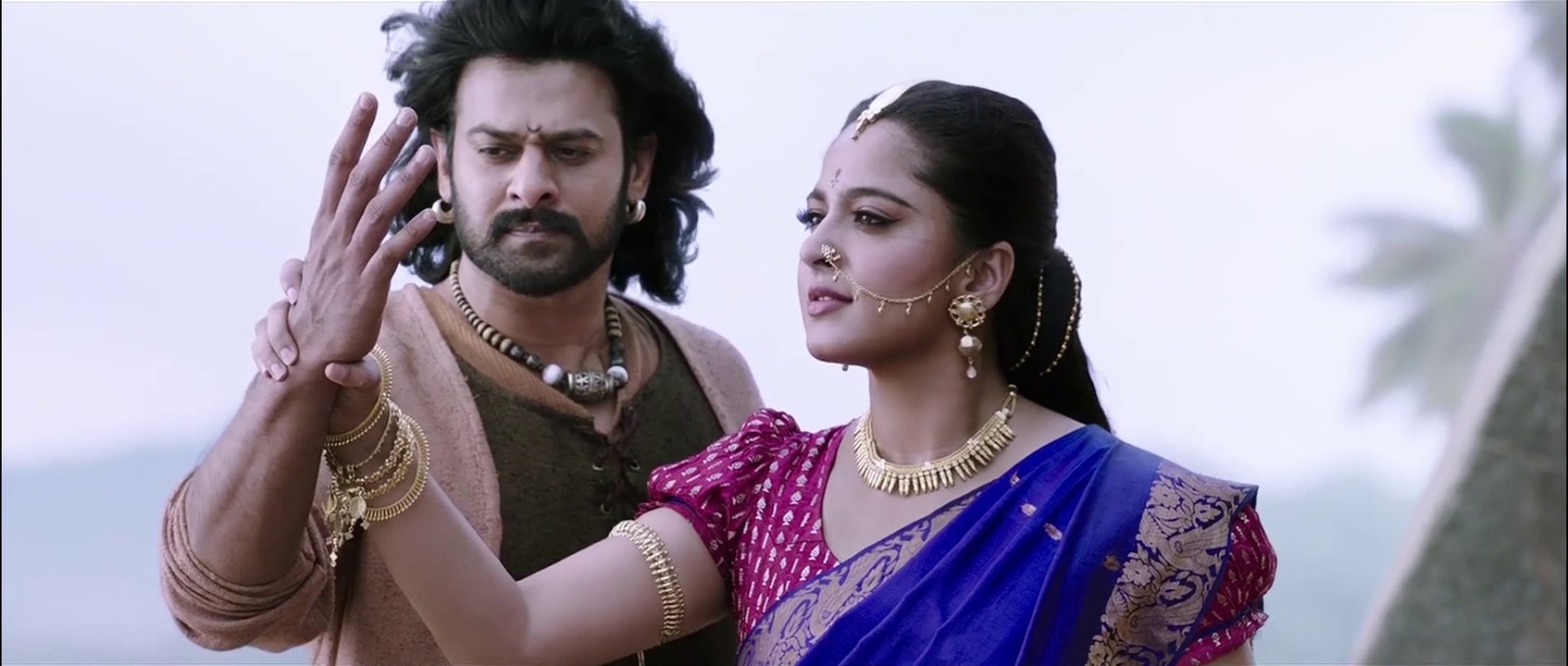 असीम शौर्य की वजह से देवसेना पे मोहित हुए अमरेंद्र बाहु | PRABHAS & ANUSHKA'S BEST ACTION SCENE