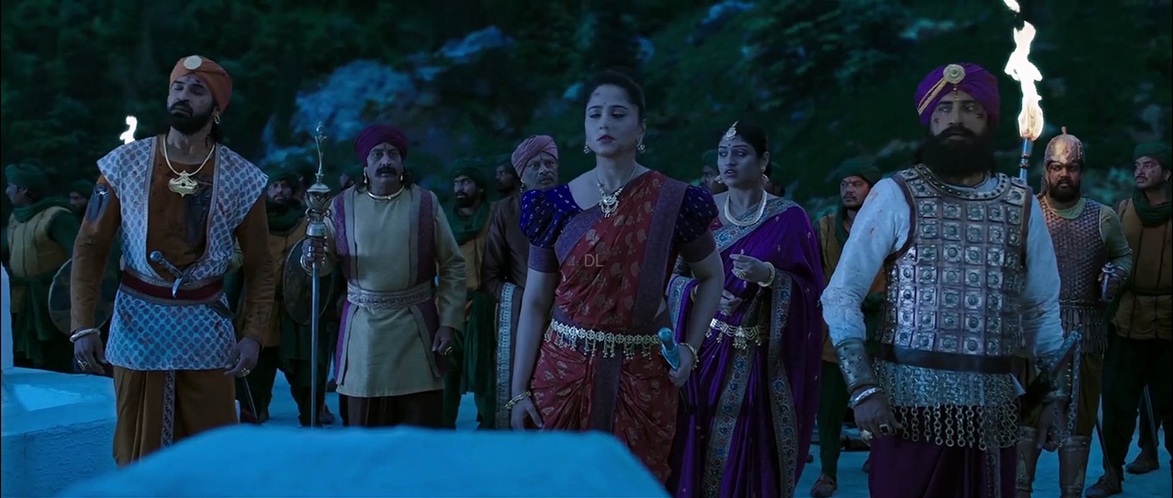 देवसेना और अमरेंद्र मिलकर कुंतल राष्ट्र को पिंडारी से बचाते हुए | PRABHAS AND ANUSHKA ACTION