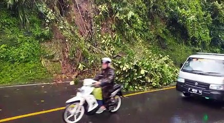 Longsor di kab sumedang jalan raya cadas pangeran