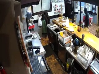 Los aficionados radicales entran en el bar Ezpala, desde otra perspectiva / TWITTER