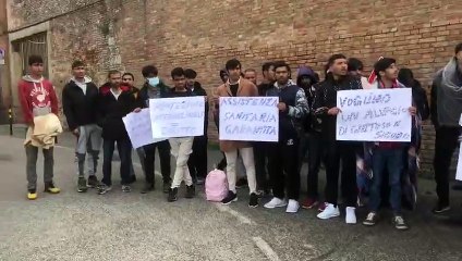 Siena, la protesta dei pakistani davanti alla questura