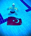 Siirt'te bedensel ve işitme engelli sporcular havuzun dibinde Türk bayrağı açtı