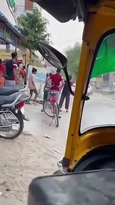 वो चिल्लाती रही बचाओ, पुलिस को बुलाओ, किसी ने नहीं की मदद, बदमाशों ने सड़क पर मार—मारकर ले ली जान