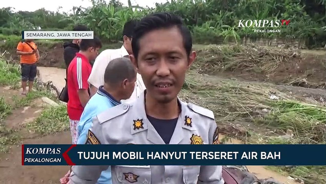 Tujuh Mobil Hanyut Terseret Air Bah