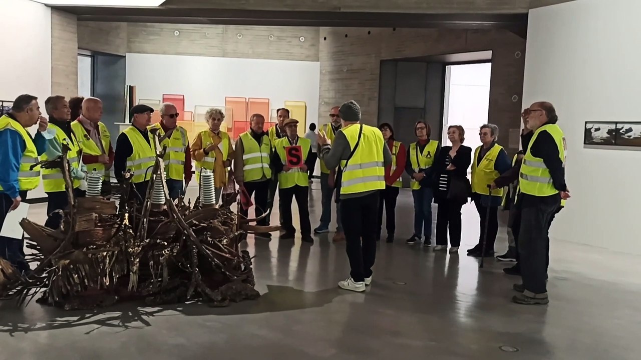 Los 'yayoflautas' se tiran al suelo en el C3A para agitar conciencias ante el cambio climático