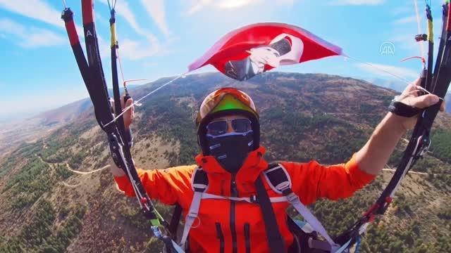 Afyonkarahisarlı yamaç paraşütü pilotu Atatürk'ü Anma uçuşu yaptı