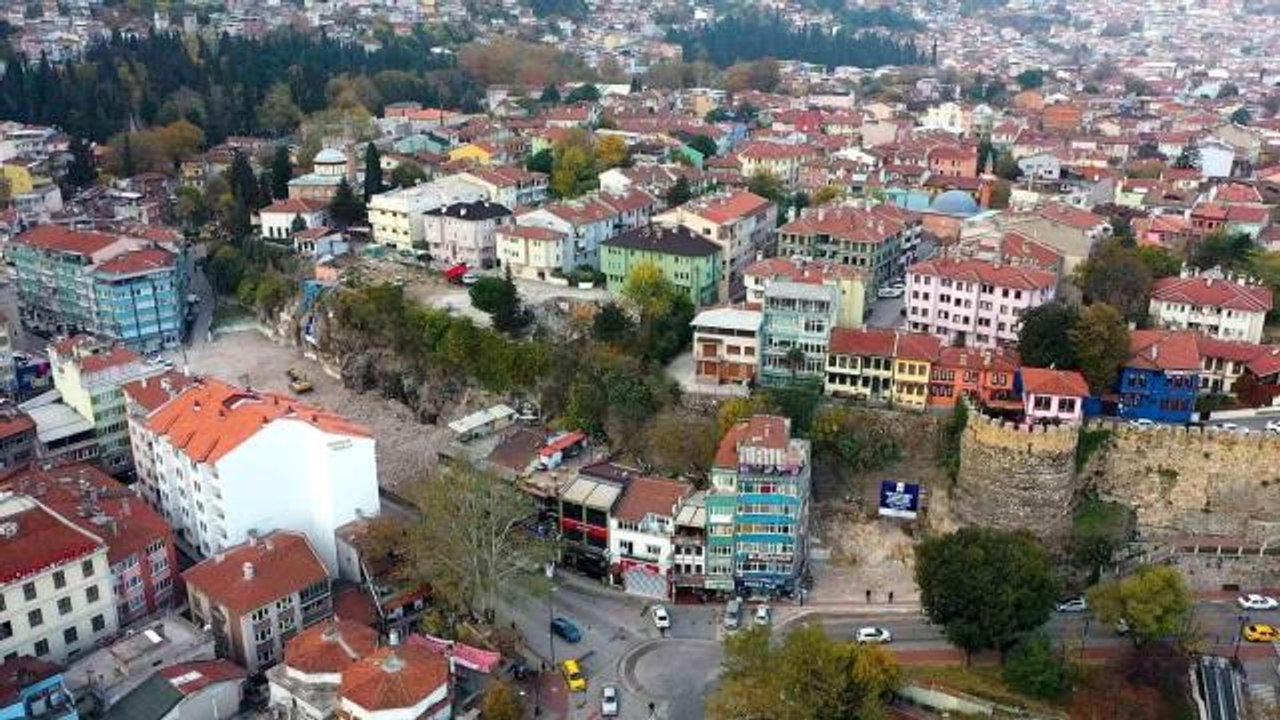 Bursa'da binalar yıkılıyor, tarihi surlar ortaya çıkıyor