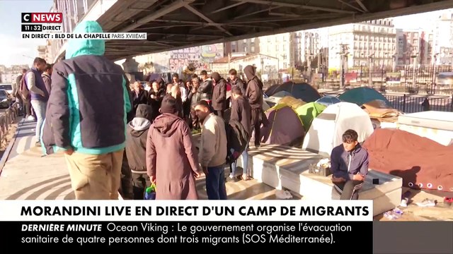 Ali, jeune réfugié afghan, montre en direct dans une édition spéciale de Morandini Live ses conditions de vie de migrants, sous un pont et dans le froid boulevard de La Chapelle - VIDEO