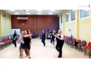 Senkronize dansın akışını bozan kadının görüntüleri dalga konusu oldu