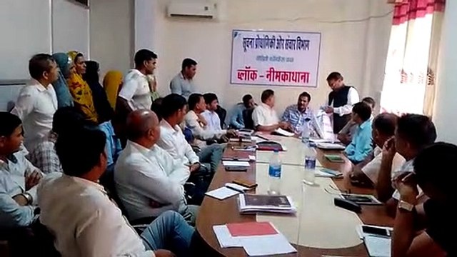जनसुनवाई में पहुंची महिलाओं ने उठाई सड़क बनाने की मांग