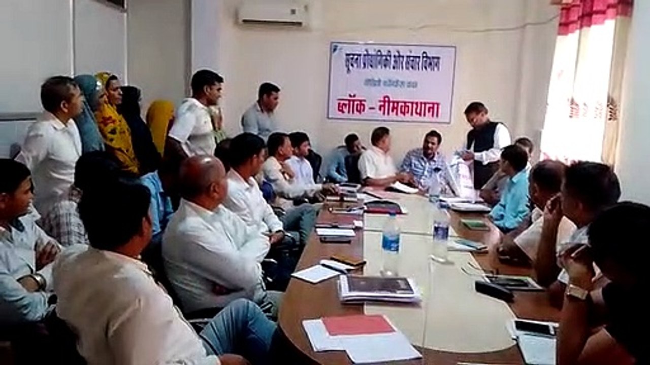 जनसुनवाई में पहुंची महिलाओं ने उठाई सड़क बनाने की मांग