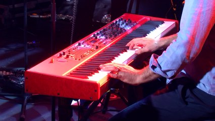 Charlie Winston interprète " Exile " dans le Grand Studio RTL