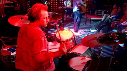 Charlie Winston interprète  " Algorithm " dans le Grand Studio RTL