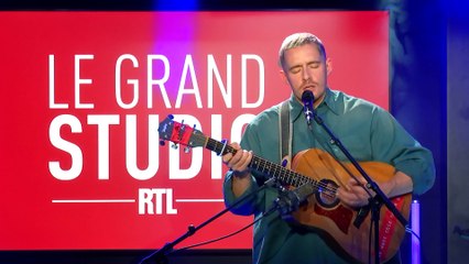 Dermott Kennedy interprète  " Kiss me " dans le Grand Studio RTL