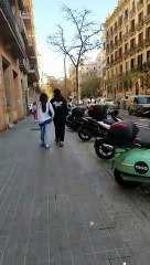 Héctor Bellerín, paseando con su novia por las calles de Barcelona / CULEMANÍA