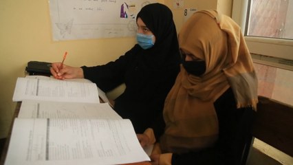 Una escuela gratuita en Kabul abre una ventana al veto contra las mujeres