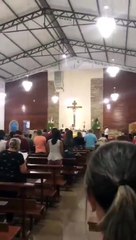 Padre tira a batina e abandona missa após discussão sobre política