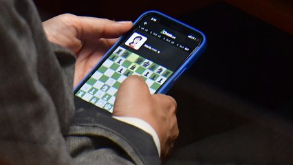 권인숙, 국회 본회의 중 '휴대전화 게임'..."반성" / YTN