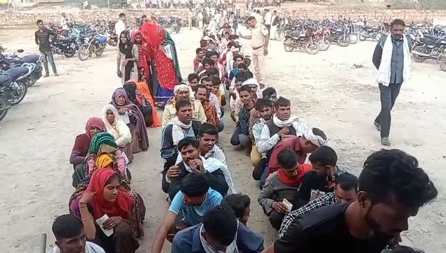 खाद के लिए पुलिस की मौजूदगी में किसानों को बांटे टोकन