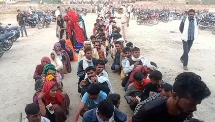 खाद के लिए पुलिस की मौजूदगी में किसानों को बांटे टोकन