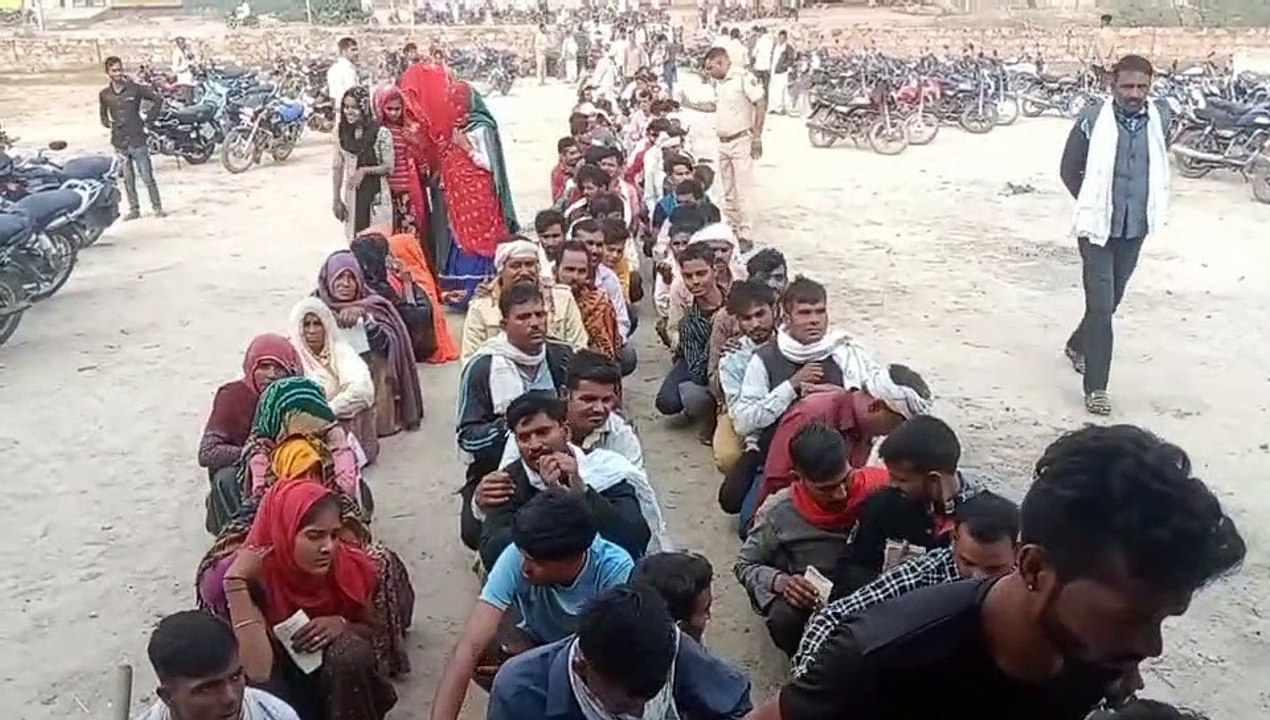 खाद के लिए पुलिस की मौजूदगी में किसानों को बांटे टोकन