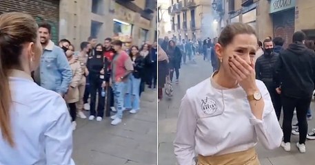 Vidéo : le jour de l'ouverture, elle hallucine de voir l'immense queue qui attend devant sa pâtisserie