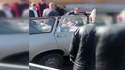 Kamyona çarpan otomobil kağıt gibi ezildi