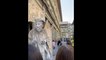 Firenze, ragazzini molestano artista di strada. Lui reagisce
