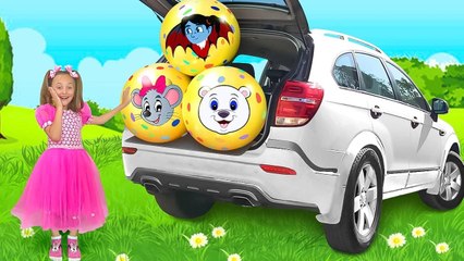 Sasha plays with Surprise Balls and Eggs with Toys