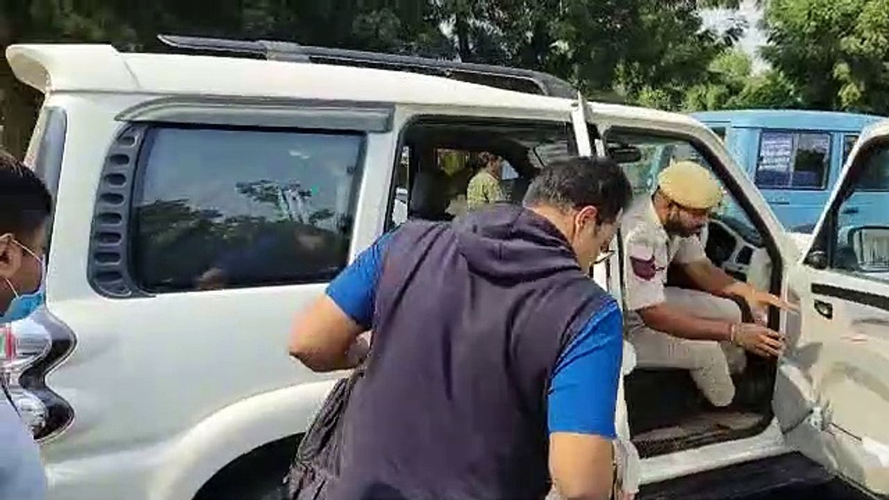 Gold smuggling : सिंगापुर से 21 बार कर चुके हैं...