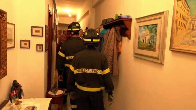 Terremoto nelle Marche, i sopralluoghi dei vigili del fuoco nelle case: Le crepe ci spaventano