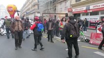 Fransa'da binlerce kişi zam talebiyle greve gittiParis'te toplu taşıma sistemi felç oldu