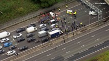 شاهد: نشطاء البيئة في بريطانيا يعرقلون حركة المرور على الطرق السريعة