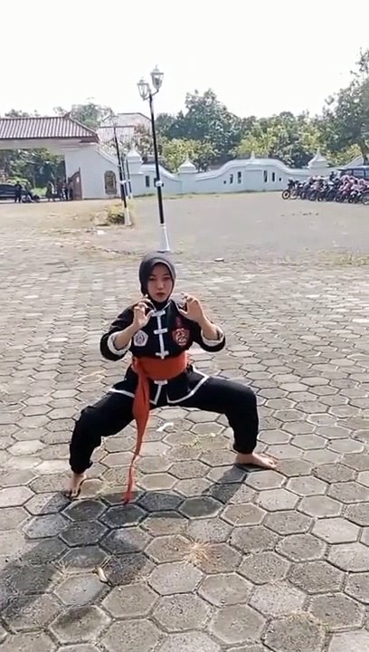 Srikandi Cantik Meragakan Jurus Tunggal IPSI(720P_HD)