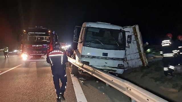 LASTİĞİ PATLAYAN KAMYONUN KASASI DEVRİLDİ