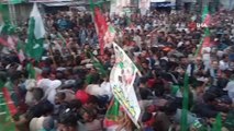 Pakistan'da eski Başbakan Khan'ın partisi, İslamabad'a doğru yürüyüşüne yeniden başladıKhan: 