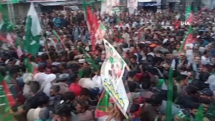 Pakistan'da eski Başbakan Khan'ın partisi, İslamabad'a doğru yürüyüşüne yeniden başladıKhan: "Soruşturma kurumları hırsızların elinde"